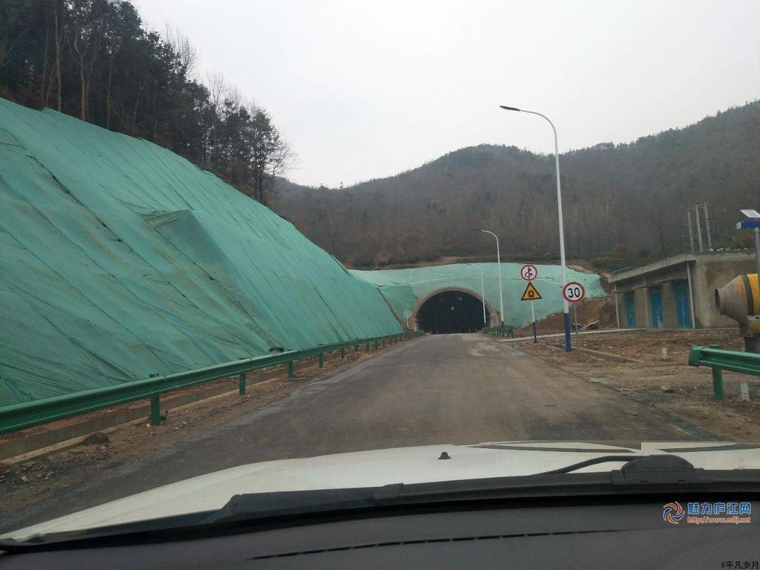 白马岭隧道和甘泉寺隧道通车了,目前正在完善路面标识线