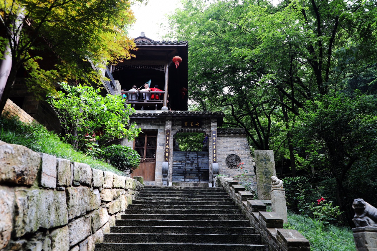 永泉·忆江南十二景座落在安徽省铜陵市义安区钟鸣