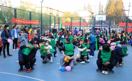 庐城镇小天鹅幼儿园举办第十七届亲子运动会