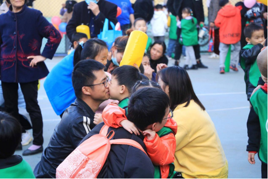 庐城镇小天鹅幼儿园举办第十七届亲子运动会