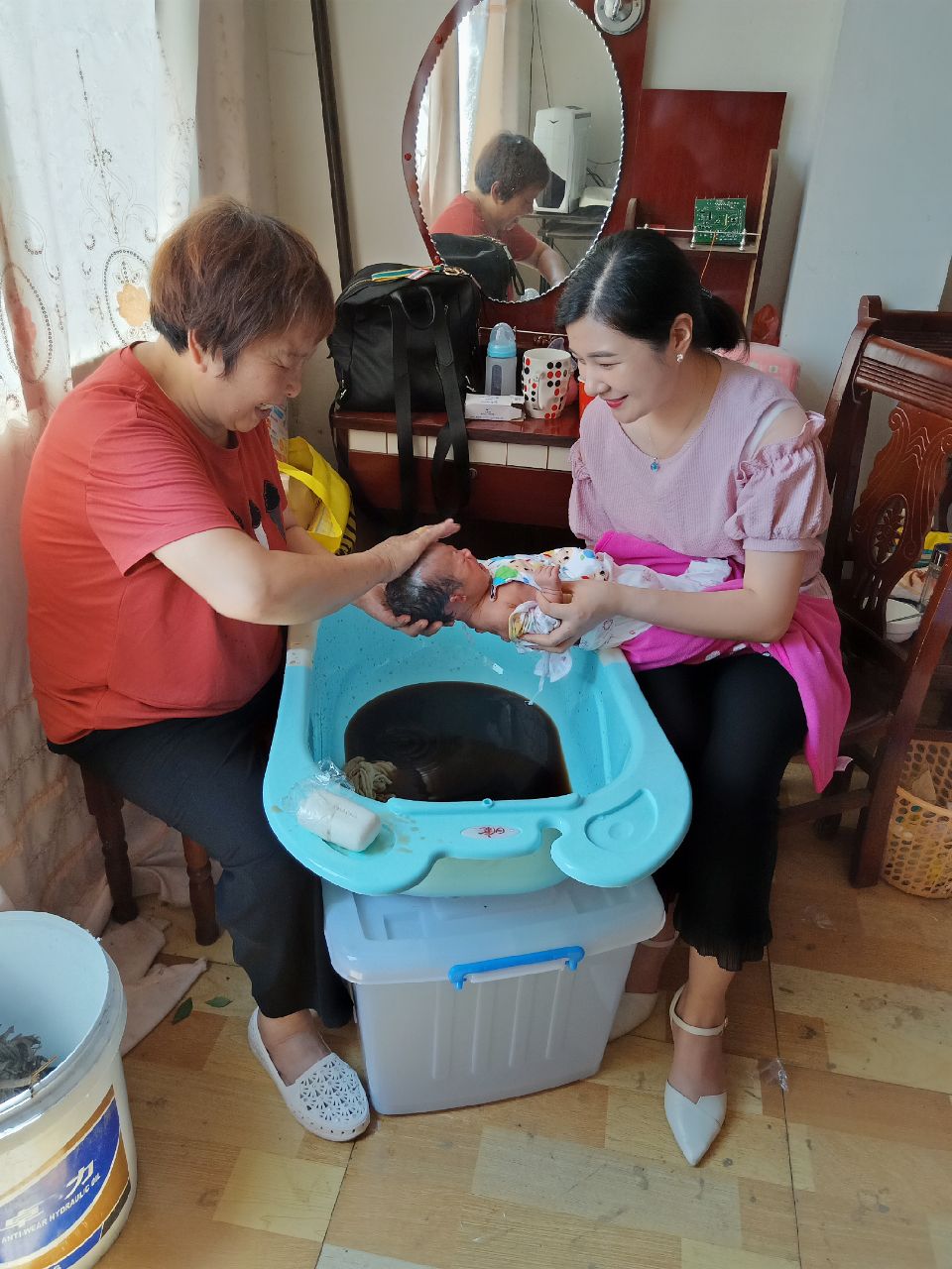 大姥洗三任务完成了,第一个下手的就摸了27块钱!