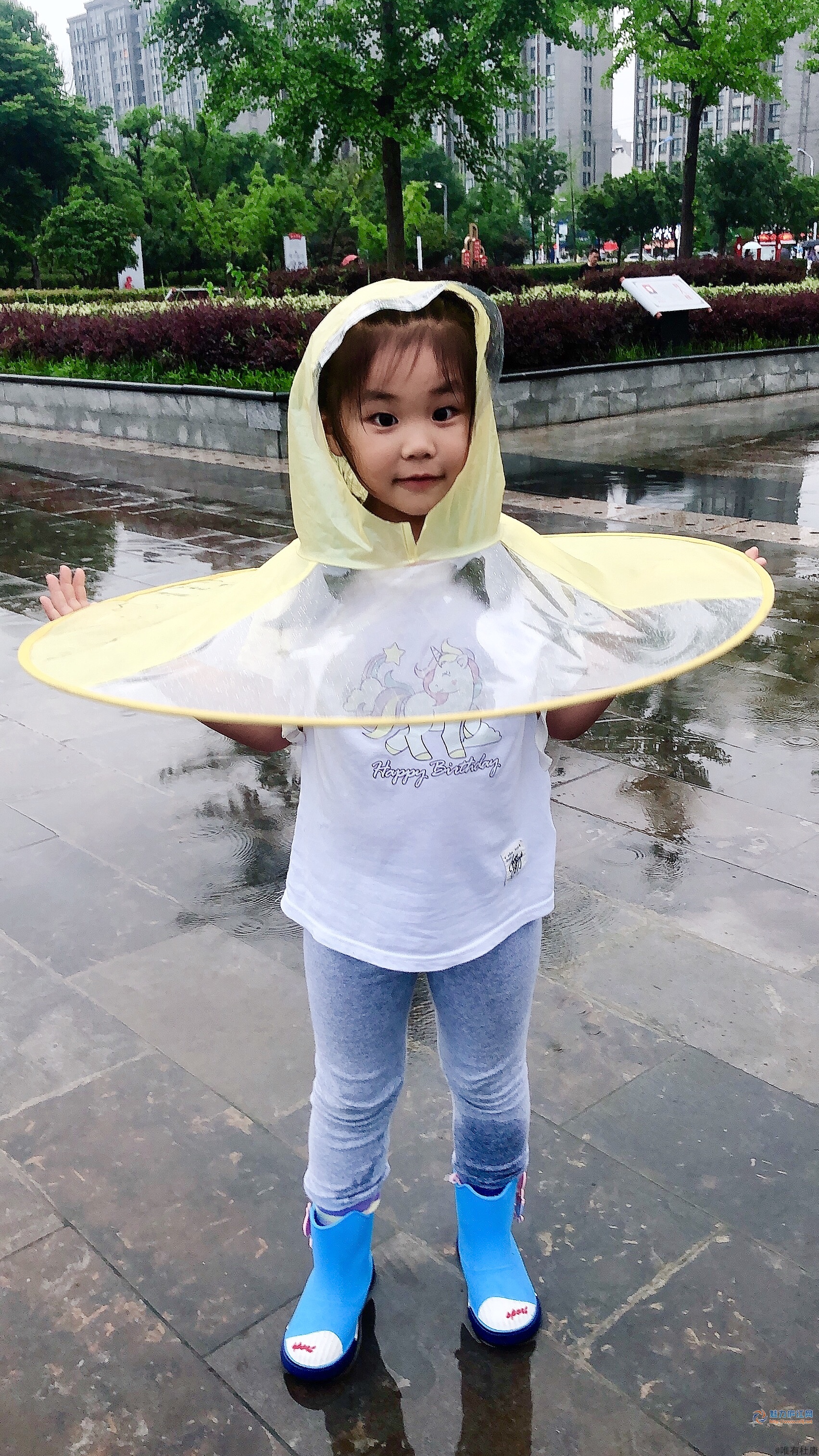 下雨天要穿着雨靴踩水,是孩子的快乐!