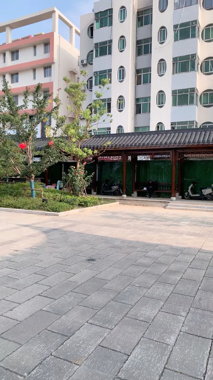 庐江县环碧公园大门每天下午，打牌人很多，大部分都是退休老同志，高温天气打牌人都不少。这个好环境，给退休老同志带来福音。
