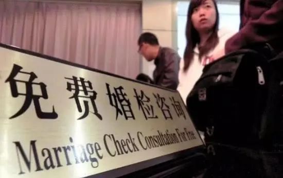 “对国内男人打拳，对外做贤妻良母，现在的女权不好使了！”最近合肥的一个相亲会可真是热闹，一群年轻男士就像提前串通好了似的，对结婚对像就一个要求：必须婚检。
这要求一出口，不少相亲的女士当场就不干了，有的甚至被气哭，质问男方“到底要我还是要婚检”。可男士们也很坚决，说不婚检就不谈，彩礼多少都好商量，就是得把全套婚检做了。他们觉得不能只看女生表面，怕当接盘侠。还有人直接放话，不婚检的女生，白给都不要！
以前我可能还觉得男士们太苛刻，可经历了大连工大女生事件后，我是坚决支持女生婚检。这真不是不尊重女性，而是婚姻大事，必须得整明白。现在有些女生，对国内男人那是各种挑刺，要这要那，可一遇到外国男人，就立马变身贤妻良母，这反差也太大了吧。
咱就说这婚检吧，本来是对双方都好的事。现在的社会，大家都挺开放的，谁还没个过去啊。可你要是打算结婚，那总得让对方知道你的真实情况吧。要是藏着掖着，婚后出了问题，那不是害人害己吗？那些反对婚检的女生，我就不明白了，你到底在怕什么呢？是怕自己的那些事被人知道了，就没人要了吗？
而且现在有些所谓的女权，真的是走偏了。她们只知道要权利，却不想尽义务。在国内就对男人各种要求，要彩礼、要房子、要车子，还得让男人把她当公主一样宠着。可一到了外国男人那里，就啥要求都没了，洗衣做饭、生孩子带娃，样样都行。这不是双标吗？
我觉得真正的女权，应该是男女平等，是在享受权利的同时，也愿意承担相应的义务。而不是像现在这样，只知道索取，不知道付出。就像这次相亲会上的男士们，他们要求婚检，其实也是在为自己的未来负责。谁都不想娶个有一堆问题的老婆回家，对吧？
再说了，婚检又不是只针对女生，男生也可以一起检查啊。这是对双方的健康负责，也是对未来的家庭负责。如果连这一点都不能理解，那我觉得这样的女生，可能真的不适合结婚。
亲爱的各位读者你们怎么看？欢迎在评论区留言讨论！