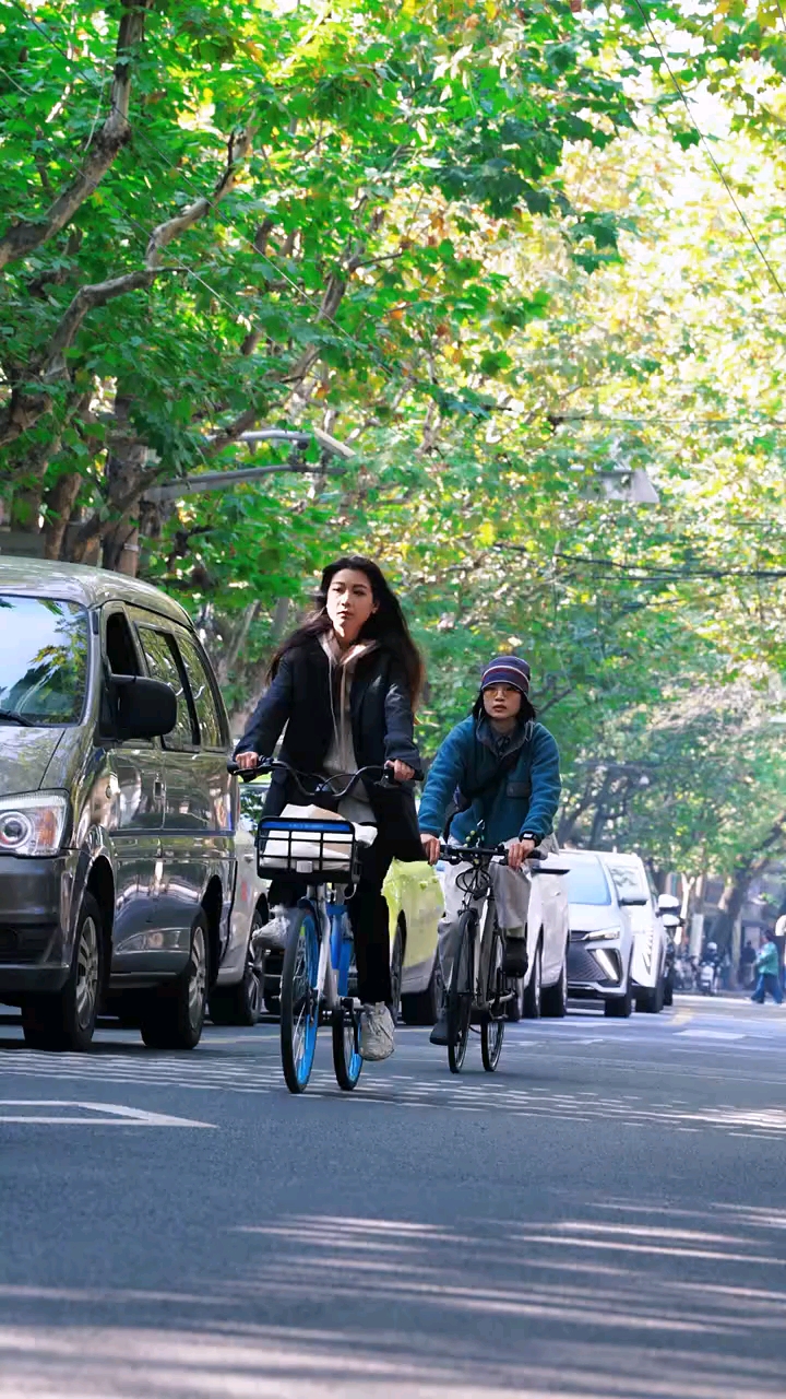 早安，我的朋友，今天是12月2日，星期二！山本无愁，因雪白头；水本无忧，因风起皱。生活不简单，尽量简单过。愁一天笑也一天，不如开开心心，过好每一天！