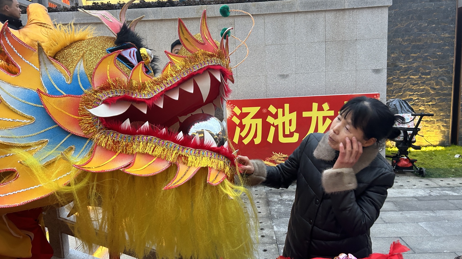 #晒庐江年味·赢新春好礼#
庐江庐江郡昨晚好热闹，人山人海。节目一个接一个