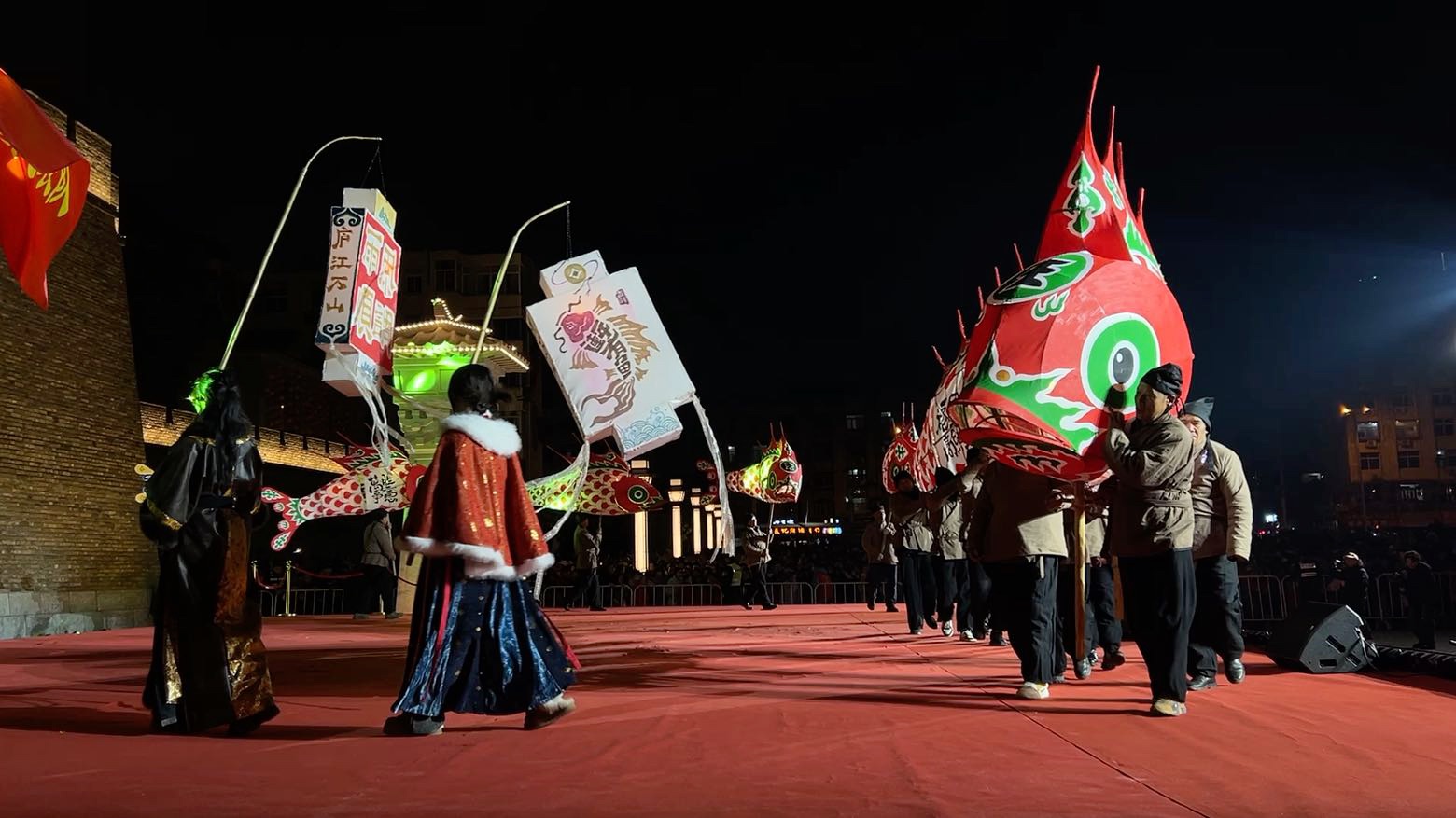 #晒庐江年味·赢新春好礼#
我们庐江也有徽州鱼灯舞了，昨天晚上庐江郡演出现场拍摄