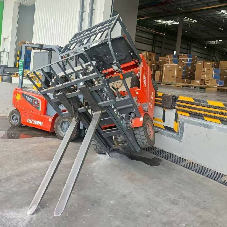 哪個工頭叫你來的？這活你干不了。