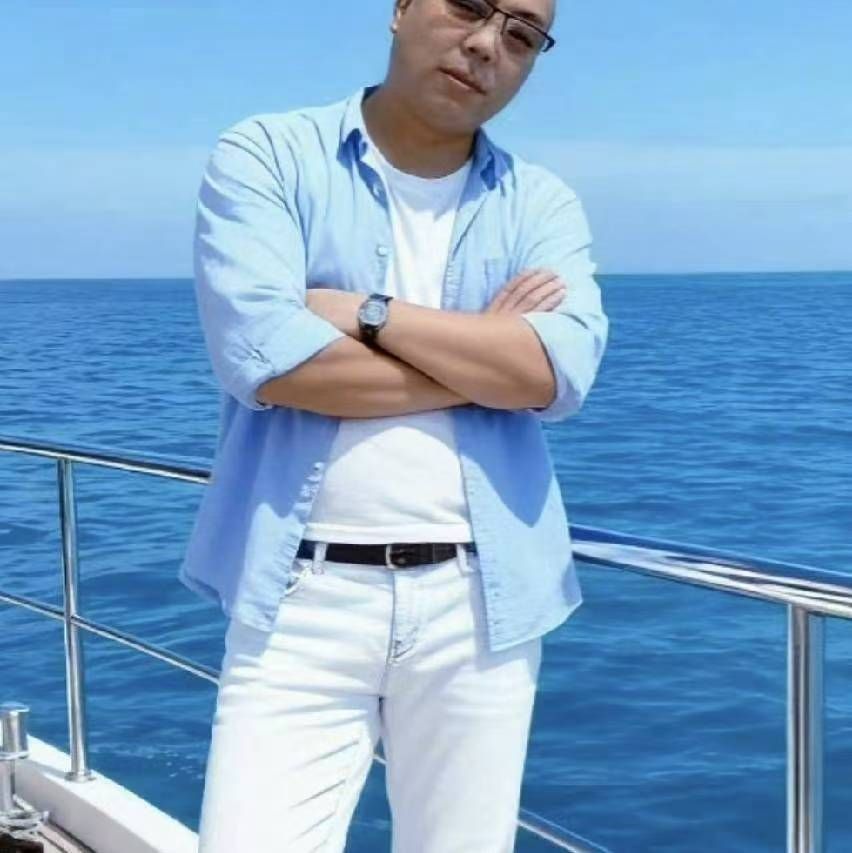 失去的已经失去，得不到的也许永远都得不到。遗憾的成了刻在骨子里的记忆，生活需要回归现实，懂得委屈自己吧！这一生活成了淡淡的忧伤和寂寞，年少狂浪的心在渐渐降温，人到中年已不青春，对待某些人某些事是时候该踩刹车了。失败成了无数个不眠之夜，这些年撞过的墙将以另一种方式解脱——换赛道奔跑，不和别人比，尊重孩子自身的意愿、将孩子的潜能发挥出来我就心满意足，让自身的心灵得已解脱。