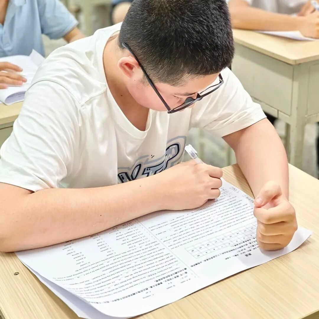 我想给那些没有经历过高考的家长提供一点参考数据；中考的总分减去60分，差不多就是你高考成绩。虽然不全是这种情况，但大多数孩子的成绩就是这样！我不谈有的孩子高考涨多少分，也不谈有的孩子降了多少分，我是在中规中矩地讲事实。